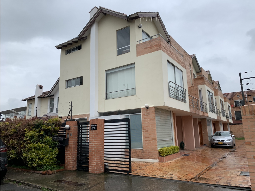 Casa esquinera en chia para venta,ingreso control remoto